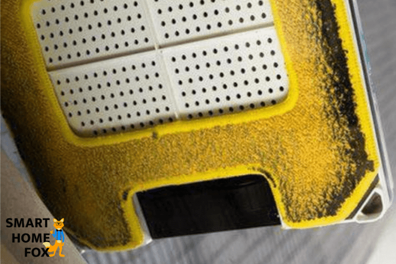 Можно увидеть робота-мойщика окон с грязной салфеткой снизу